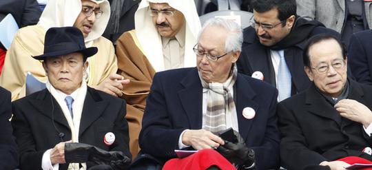 麻生太郎風衣禮帽裝出席樸槿惠就職禮 被調侃像黑幫