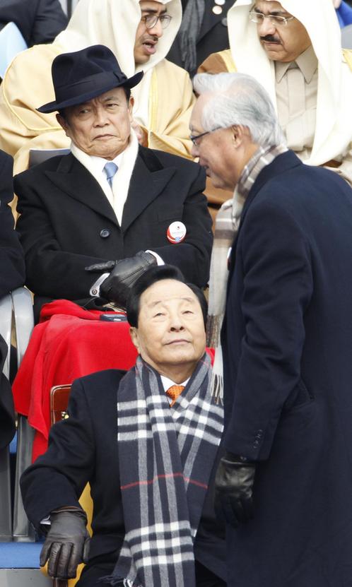 麻生太郎風(fēng)衣禮帽裝出席樸槿惠就職禮 被調(diào)侃像黑幫