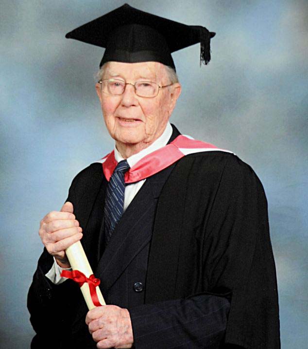 苦等近90年 美國(guó)106歲老人收到高中畢業(yè)證