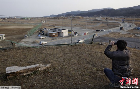 大批日本民眾重回災(zāi)區(qū) 紀(jì)念