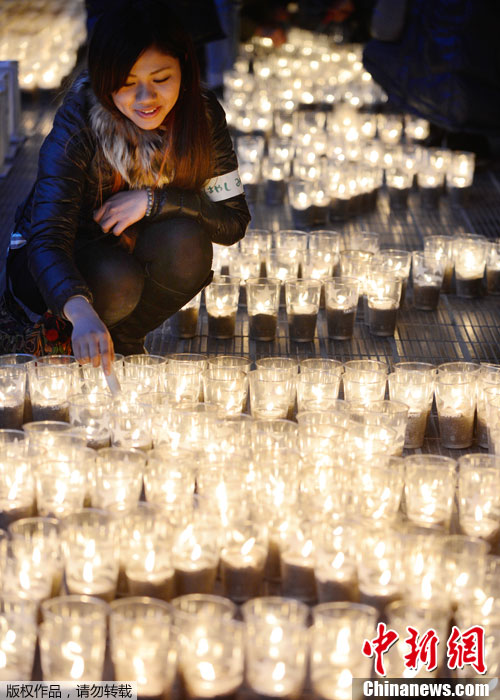 大批日本民眾重回災區(qū) 紀念