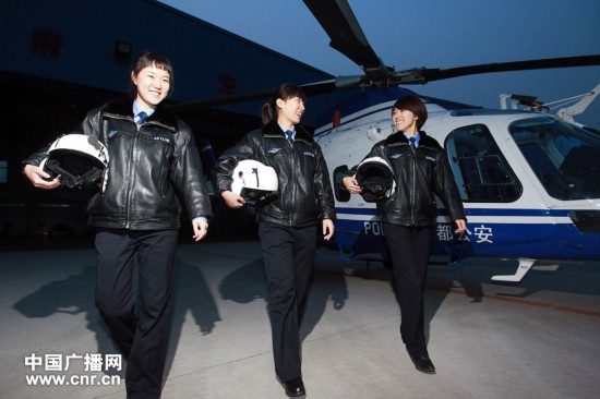 北京警方首批警務(wù)直升機女飛行員亮相