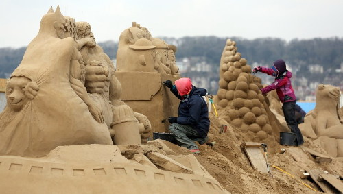 好萊塢主題加盟英國(guó)韋斯頓沙雕節(jié) “巨星”云集沙灘