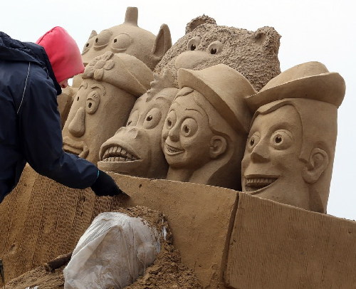 好萊塢主題加盟英國(guó)韋斯頓沙雕節(jié) “巨星”云集沙灘