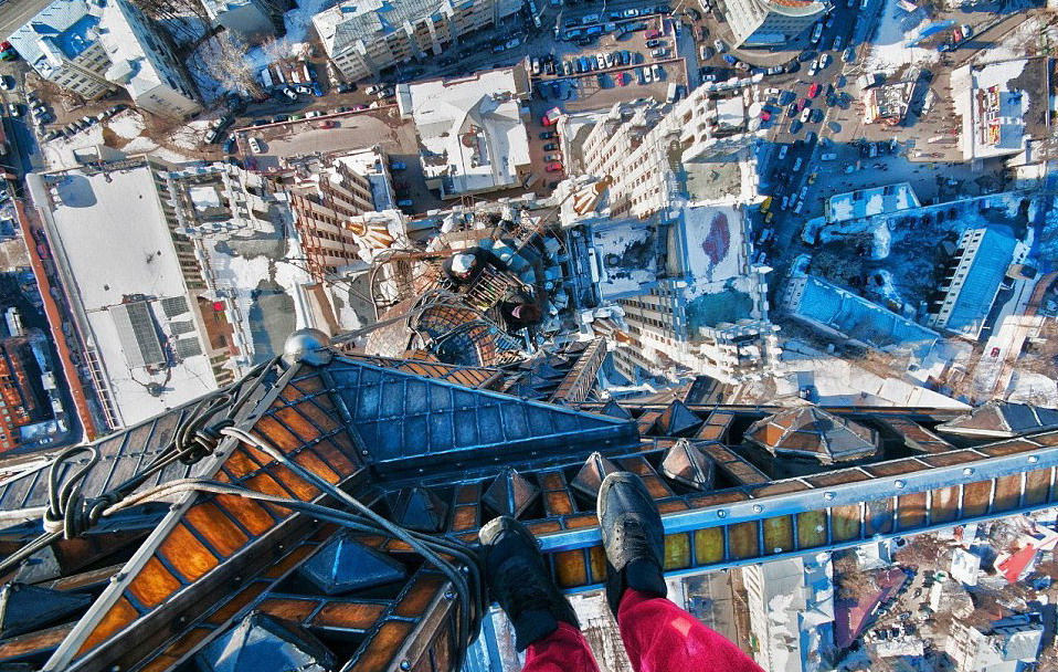 驚險(xiǎn)！烏克蘭“蜘蛛俠”單手懸掛摩天大樓