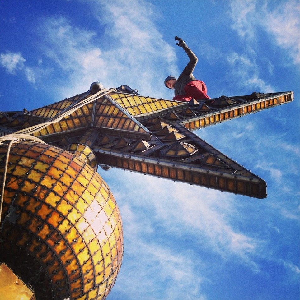 驚險！烏克蘭“蜘蛛俠”單手懸掛摩天大樓