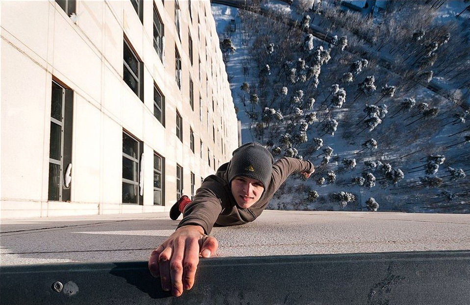 驚險！烏克蘭“蜘蛛俠”單手懸掛摩天大樓