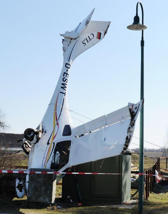 德國小型飛機(jī)迫降后“倒栽蔥” 駕駛員和女兒幸存