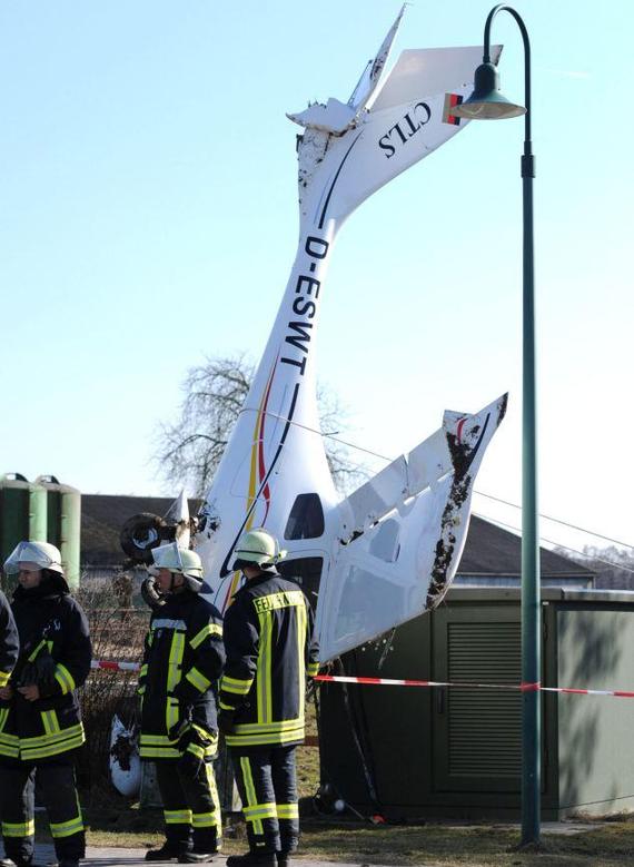 德國小型飛機迫降后“倒栽蔥” 駕駛員和女兒幸存