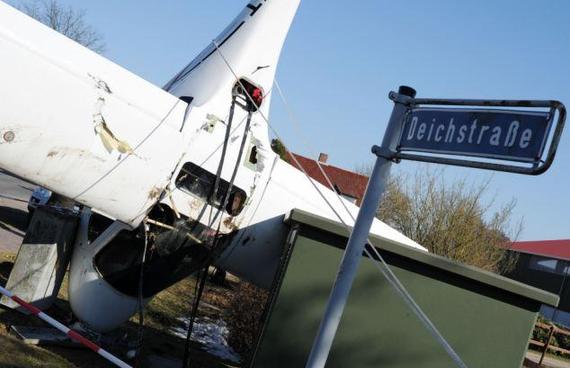 德國小型飛機迫降后“倒栽蔥” 駕駛員和女兒幸存