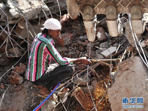 印度違章樓房坍塌致72死70傷 或已無(wú)生還者