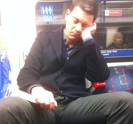 英國前外交大臣赴美發展 攜妻兒乘地鐵做慈善掙大錢