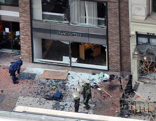 圖解波士頓馬拉松爆炸案 現(xiàn)場一片狼藉