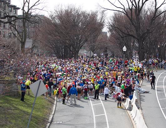 圖解波士頓馬拉松爆炸案 現場一片狼藉