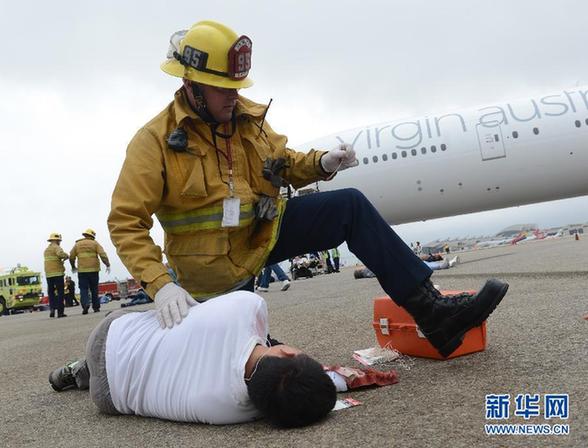 洛杉磯進行空難應(yīng)急演練