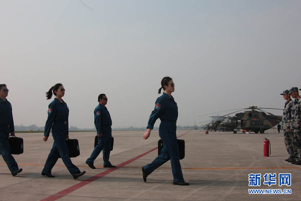 成空抗震姐妹花奮戰(zhàn)一線 曾是殲擊機飛行員