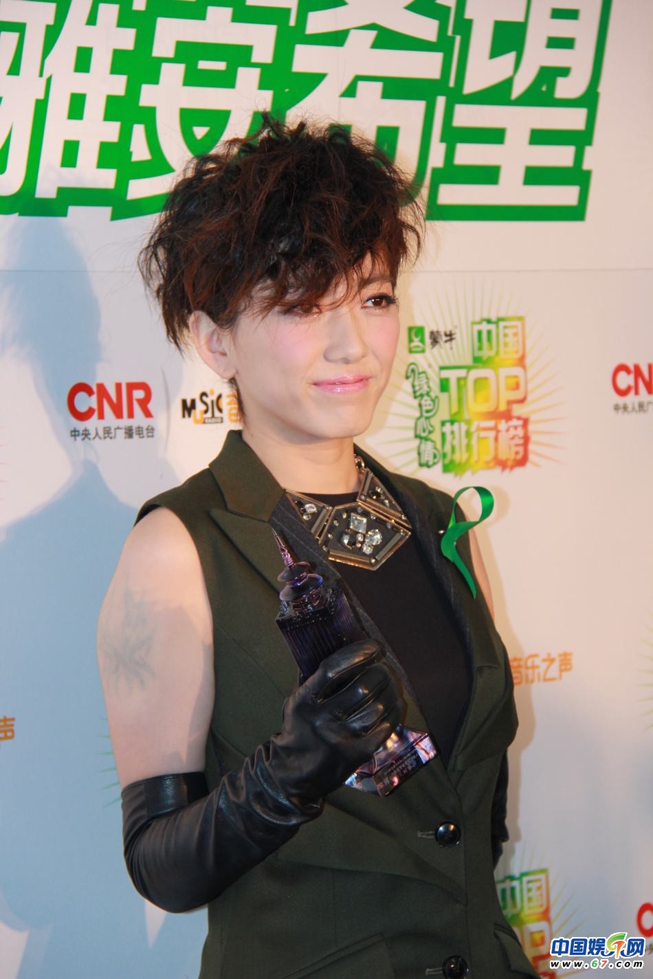 直擊中國TOP排行榜頒獎晚會 Ella低胸秀乳溝 劉忻現(xiàn)“蜘蛛”紋身