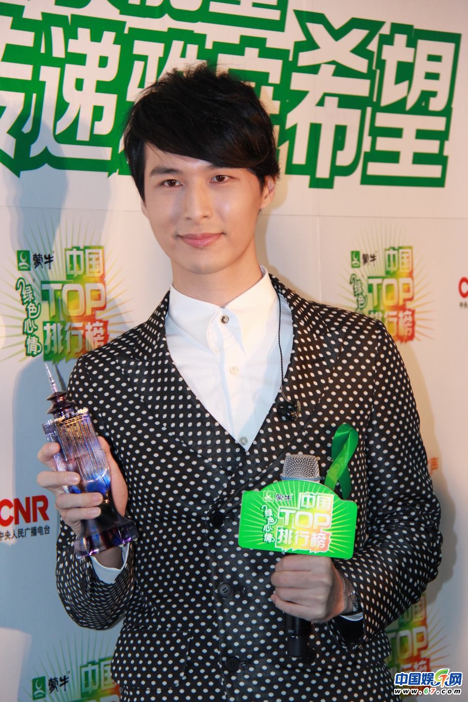 直擊中國TOP排行榜頒獎(jiǎng)晚會(huì) Ella低胸秀乳溝 劉忻現(xiàn)“蜘蛛”紋身