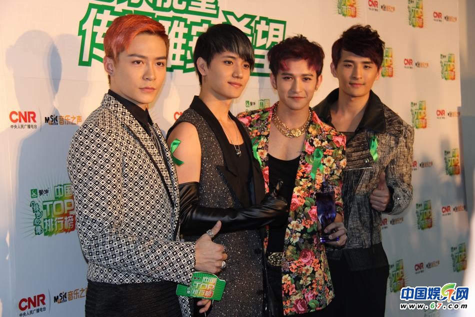 直擊中國TOP排行榜頒獎晚會 Ella低胸秀乳溝 劉忻現“蜘蛛”紋身