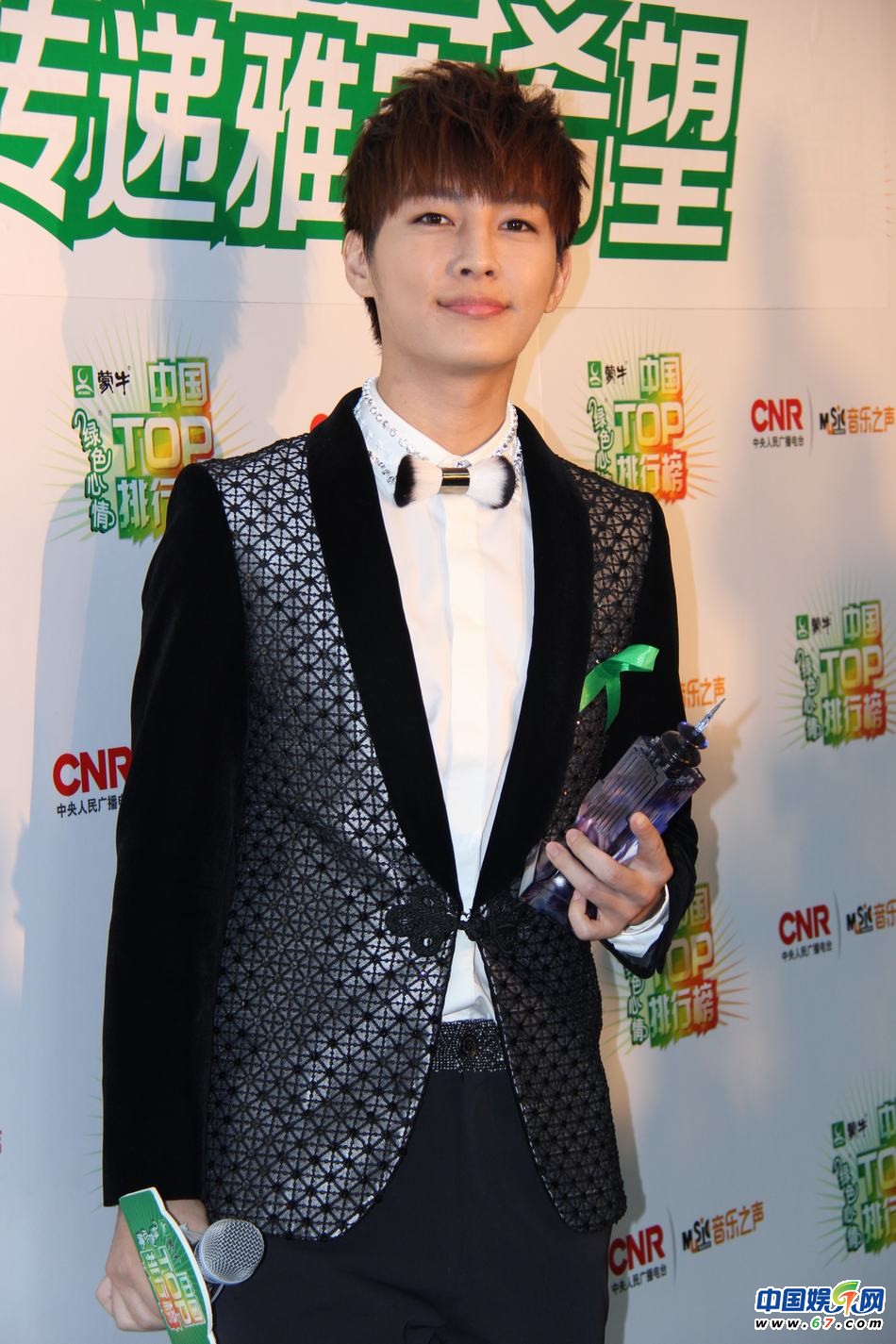 直擊中國TOP排行榜頒獎晚會 Ella低胸秀乳溝 劉忻現“蜘蛛”紋身