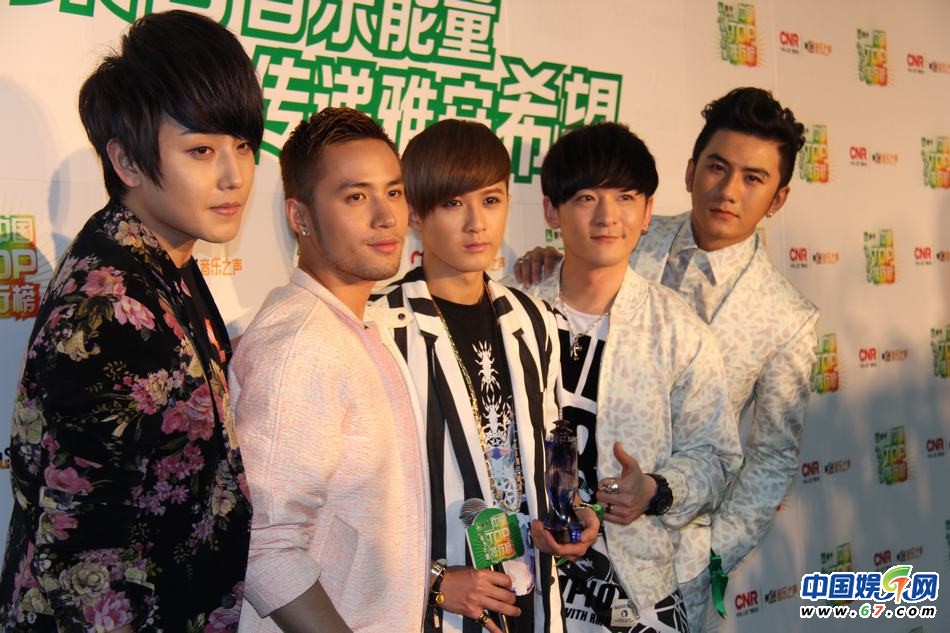 直擊中國TOP排行榜頒獎晚會 Ella低胸秀乳溝 劉忻現“蜘蛛”紋身