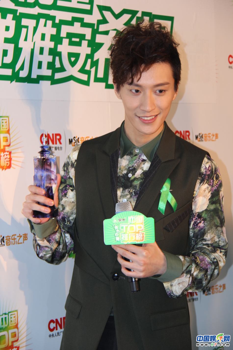 直擊中國TOP排行榜頒獎晚會 Ella低胸秀乳溝 劉忻現“蜘蛛”紋身