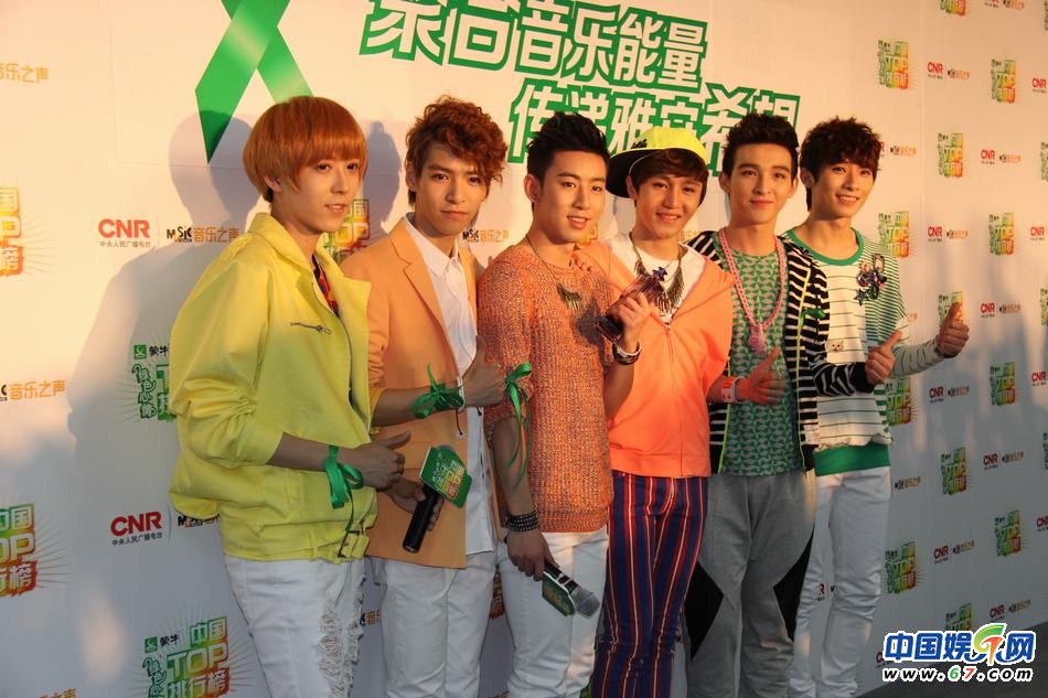 直擊中國TOP排行榜頒獎晚會 Ella低胸秀乳溝 劉忻現“蜘蛛”紋身