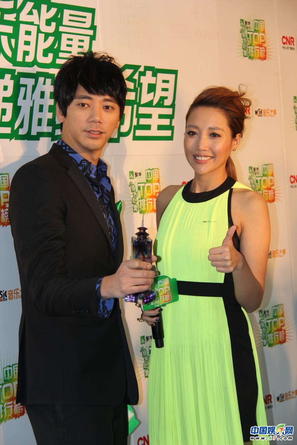 直擊中國(guó)TOP排行榜頒獎(jiǎng)晚會(huì) Ella低胸秀乳溝 劉忻現(xiàn)“蜘蛛”紋身