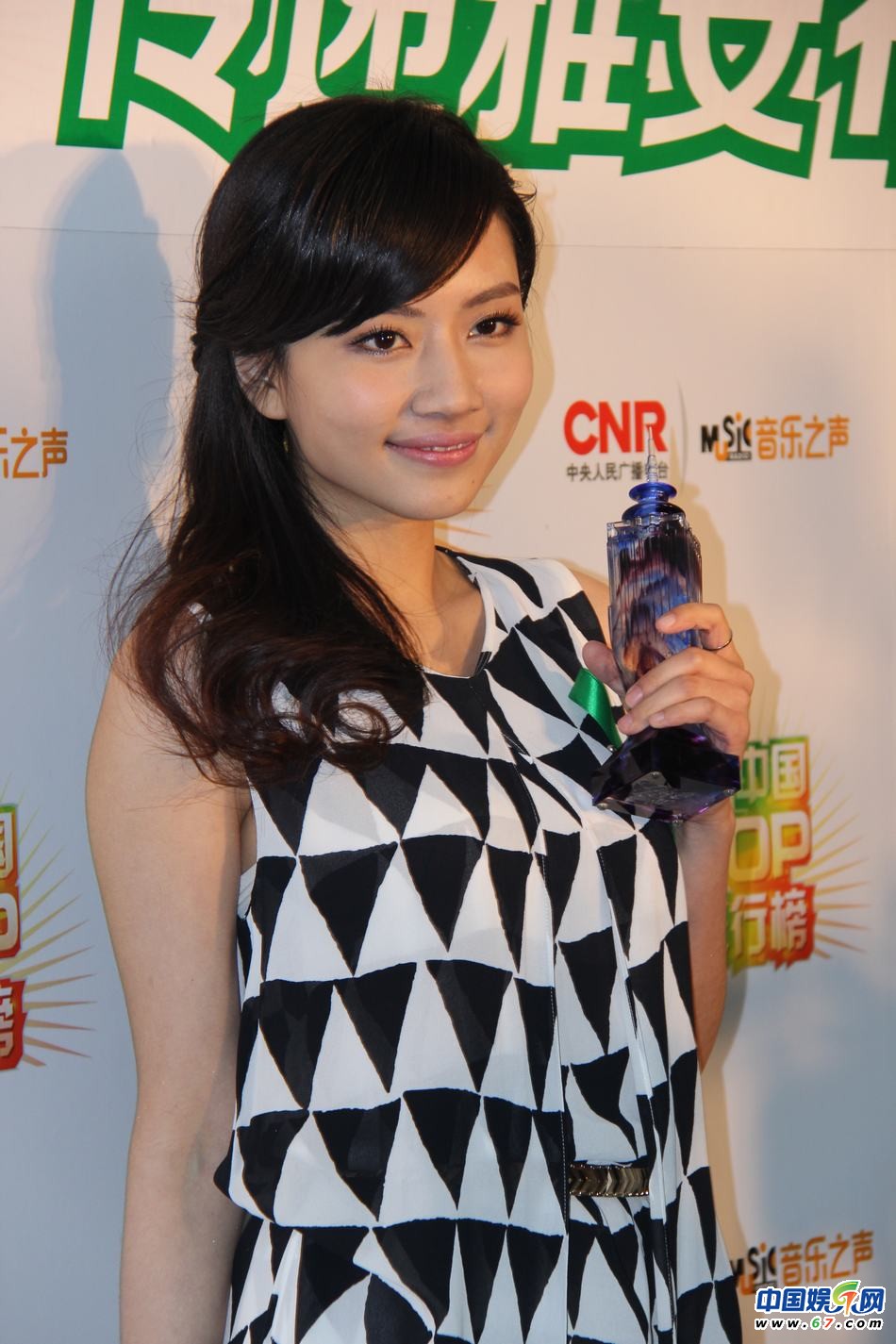 直擊中國TOP排行榜頒獎晚會 Ella低胸秀乳溝 劉忻現“蜘蛛”紋身