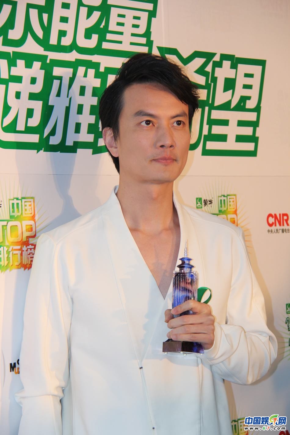 直擊中國TOP排行榜頒獎晚會 Ella低胸秀乳溝 劉忻現“蜘蛛”紋身