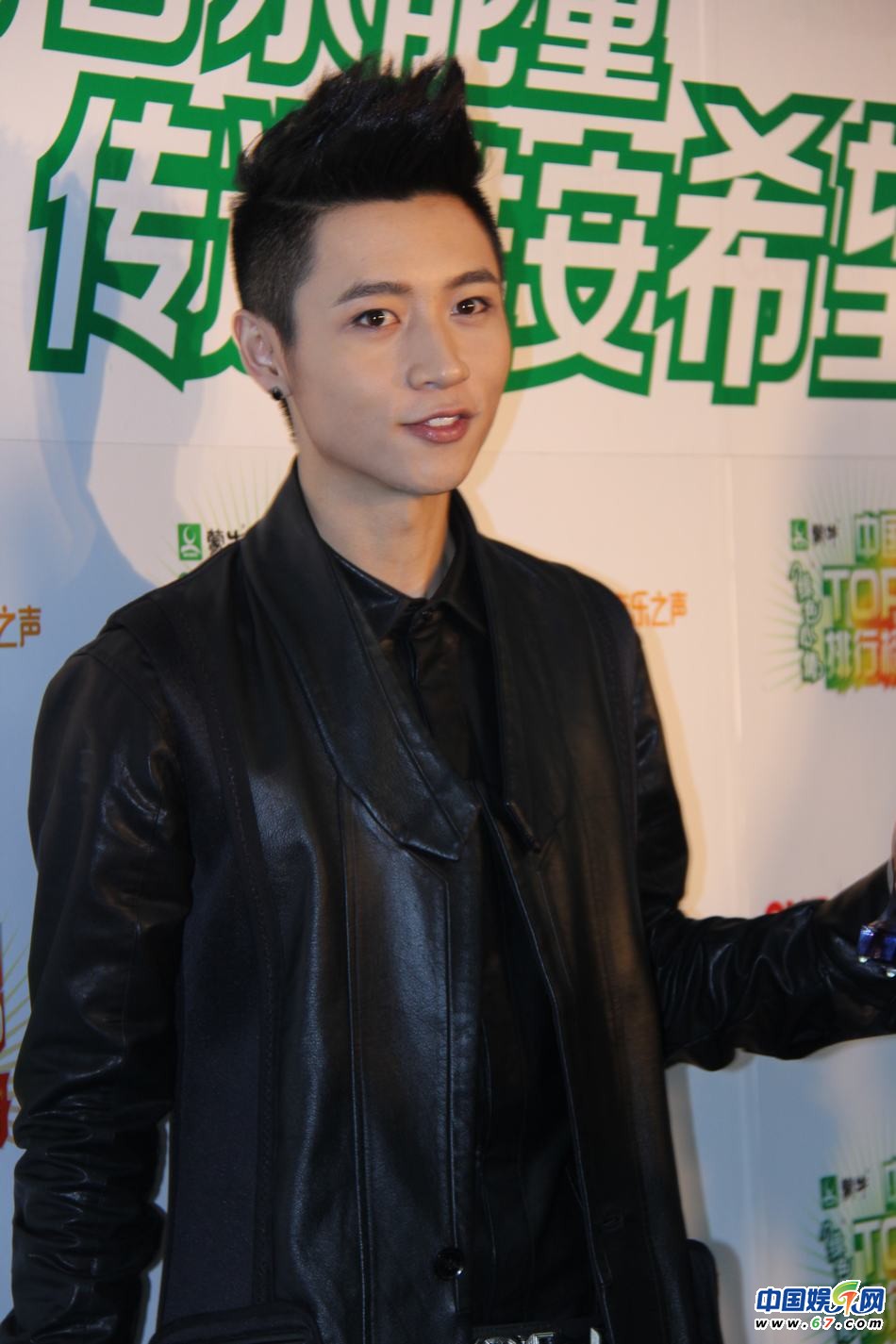 直擊中國(guó)TOP排行榜頒獎(jiǎng)晚會(huì) Ella低胸秀乳溝 劉忻現(xiàn)“蜘蛛”紋身