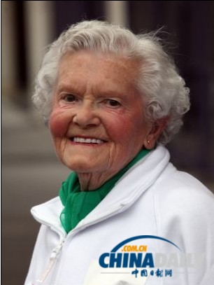 英99歲老嫗繩降百英尺高樓 破自創最高齡紀錄