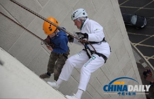 英99歲老嫗繩降百英尺高樓 破自創(chuàng)最高齡紀錄