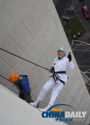 英99歲老嫗繩降百英尺高樓 破自創最高齡紀錄