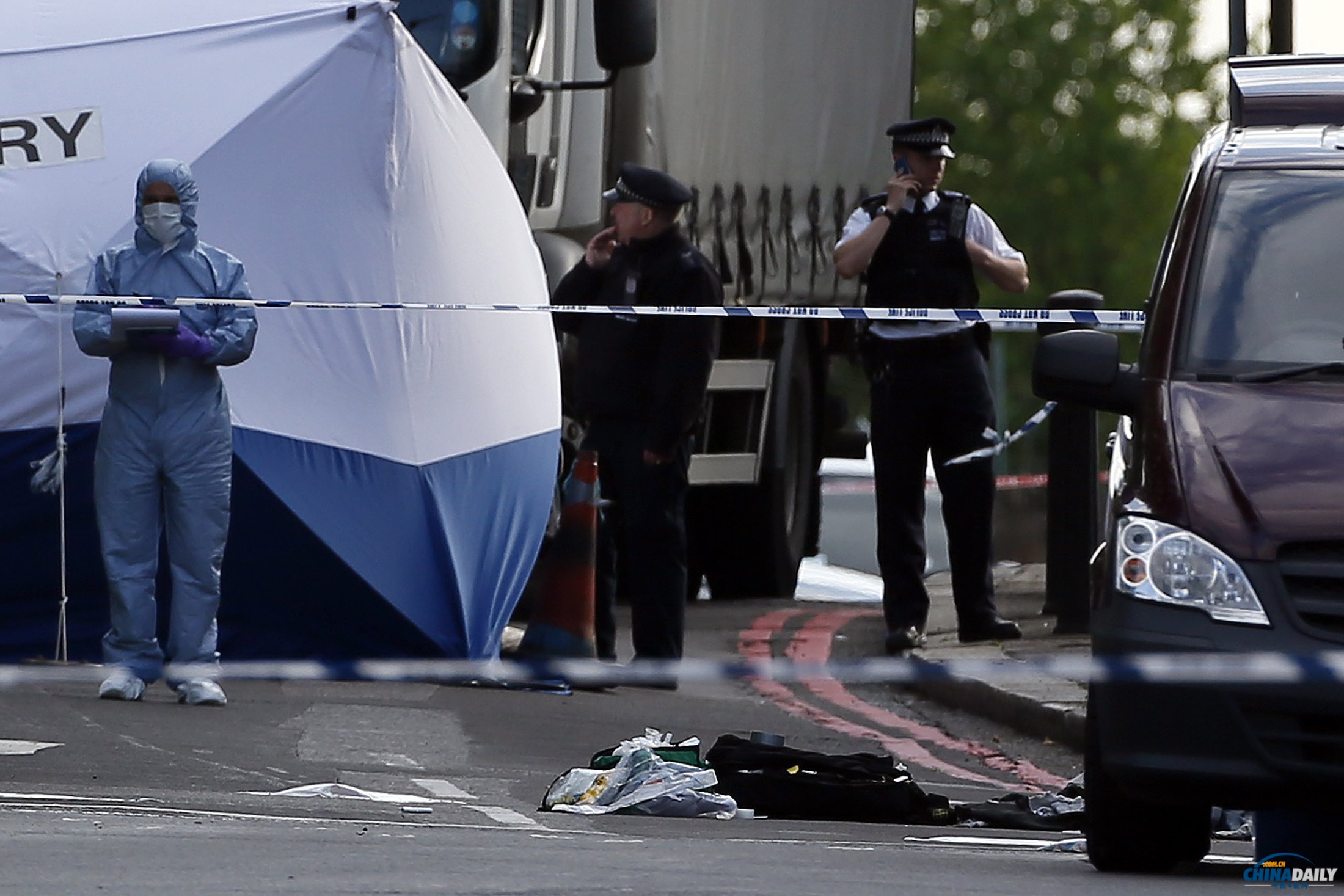 倫敦街頭發生野蠻兇殺事件 卡梅倫稱不屈服于恐怖分子