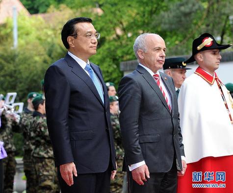 李克強(qiáng)與瑞士聯(lián)邦主席毛雷爾共同會(huì)見記者