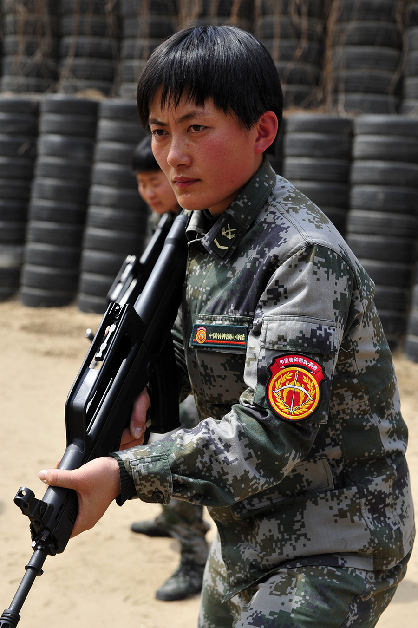 戰場上沒女人:女特種兵像男兵一樣嚴酷訓練