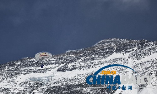 俄羅斯勇士海拔7220米定點跳傘征服珠峰破紀錄