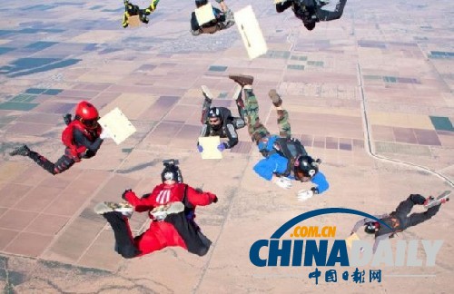 美國海軍跳傘教練高空擊碎12塊木板破紀錄