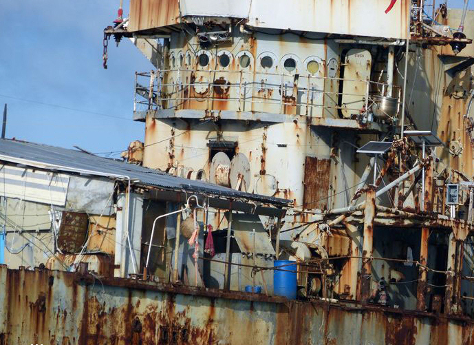 高清:日本記者登上我仁愛(ài)礁菲律賓坐灘艦 近距拍攝