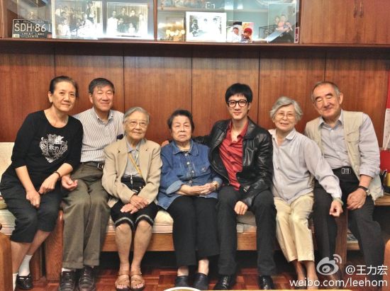 明星罕見全家福:周濤清新可人 吳尊全家俊男美女