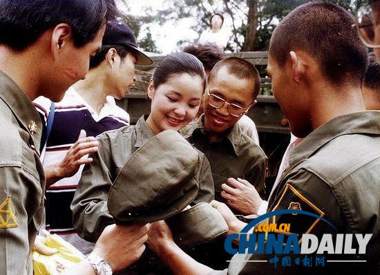 組圖:鄧麗君勞軍罕見照 獻吻阿兵哥