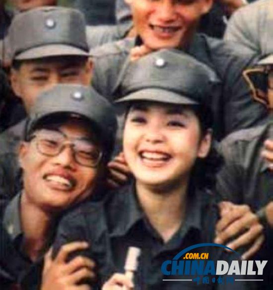 組圖:鄧麗君勞軍罕見(jiàn)照 獻(xiàn)吻阿兵哥