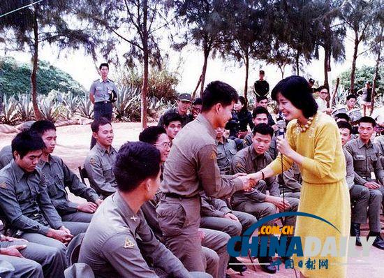 組圖：鄧麗君勞軍罕見(jiàn)照 獻(xiàn)吻阿兵哥