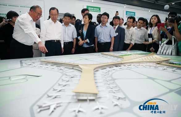 潘基文參觀低碳日應對氣候變化主題展覽