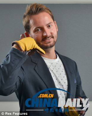 英藝術(shù)家用回收零件發(fā)明手套電話(huà) 售1000英鎊