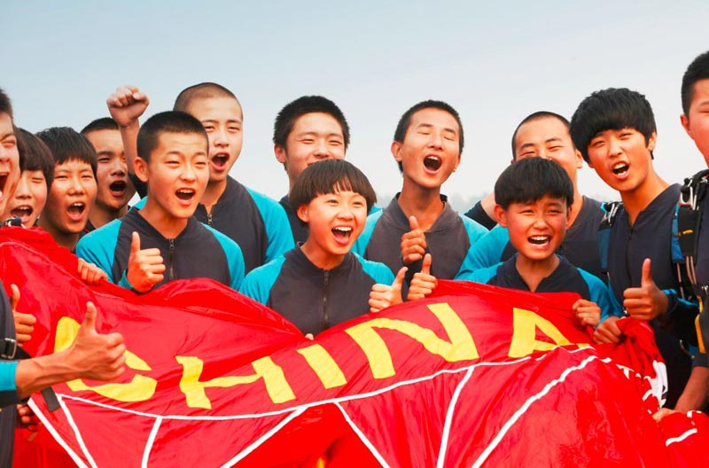 揭秘八一跳傘隊：“魔鬼訓練”每天摔30下