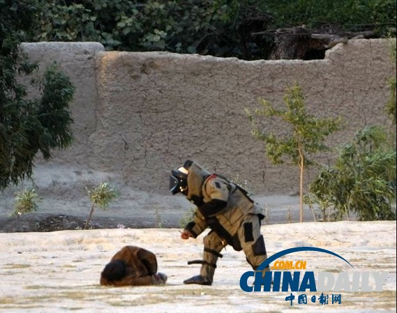 圖:阿富汗英勇士兵冒死拆除“活體人彈”