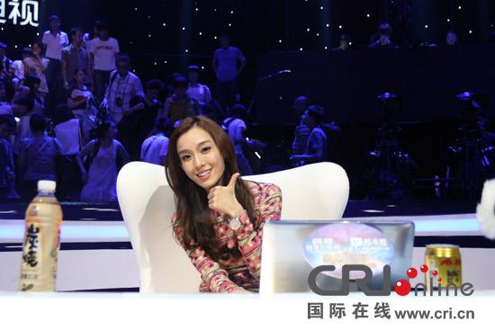 范瑋琪當(dāng)評委被贊“氧仙” 赴酒吧發(fā)掘選手(圖)