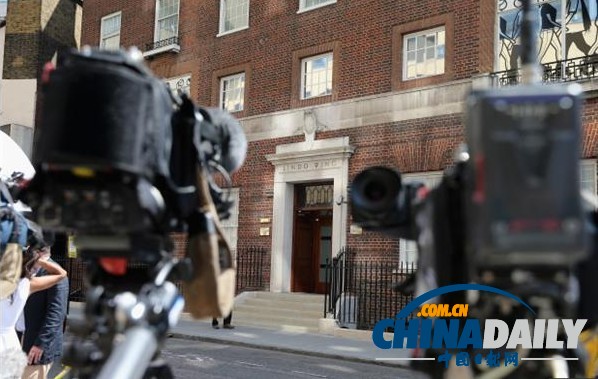 各國記者守候凱特生產太無聊 互相采訪開設賭局